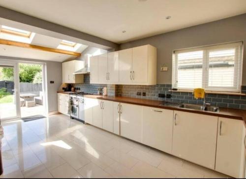 Spacious Family Home with garden, EV charger Gym gîte à louer Southwick