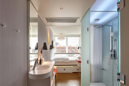 citizenM London Victoria Station - image 10