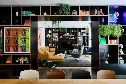citizenM London Victoria Station - image 8