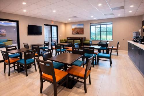 Étterem, Days Inn & Suites by Wyndham Greater Tomball in Tomball (Texas)