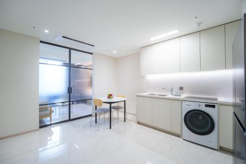 Kitchen, The First Clark Hotel & Residence in Mabalacat