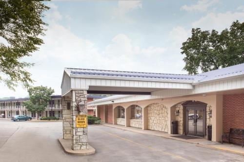 Days Inn by Wyndham Dubuque - image 11