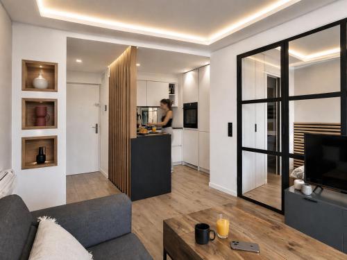 VACATELLA - LES PINS ENSOLEILLÉS, Appartement contemporain avec balcon et aperçu mer
