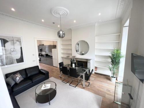 Large 3 Bed 3 Bath Apartment- Central London, London