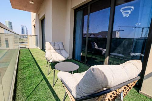 Luxurious 2BR+Maid's Eleganz Apt - image 4