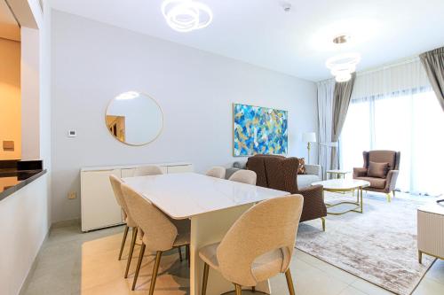 Luxurious 2BR+Maid's Eleganz Apt - image 7