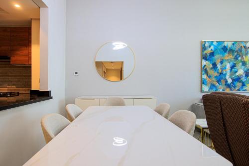 Luxurious 2BR+Maid's Eleganz Apt - image 6