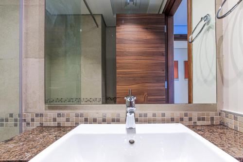 Luxurious 2BR+Maid's Eleganz Apt - image 8