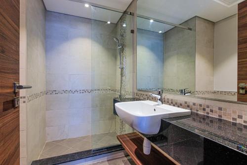 Luxurious 2BR+Maid's Eleganz Apt - image 5