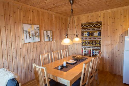 3 bedrooms, 7 beds