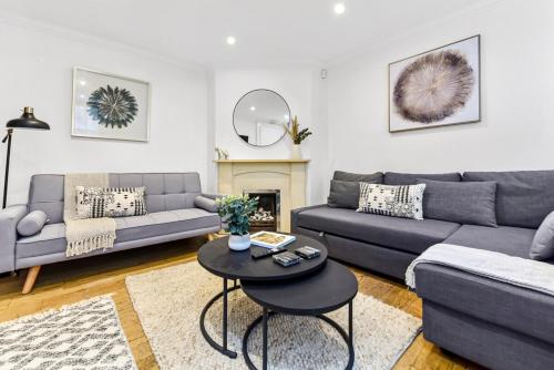 2 Bed House- Piccadilly, Londra