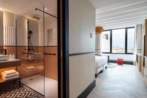 room detail thumbnail 2
