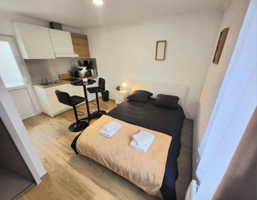 Ribère 4 Studio with balcony, central, quiet