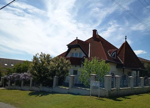 Balaton White House