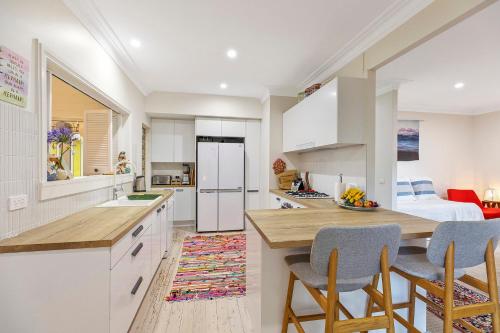Family stay minute walk from Hargraves beach – khách sạn tại Noraville