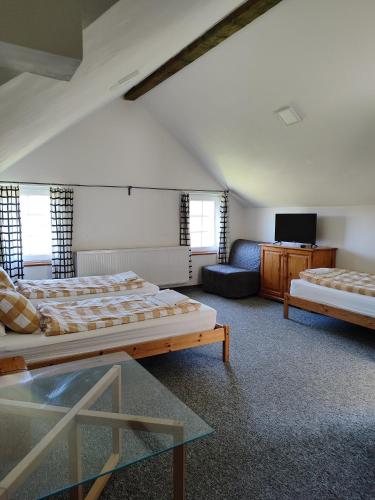 3 twin beds