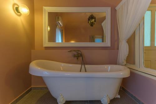 SÀWĀ Joury 1BR Rosy Apt with Bathtub in Mar Mikhael - image 4