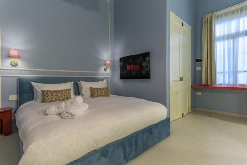 SÀWĀ Sama 1BR Sky Blue Apt in Mar Mikhael - image 4