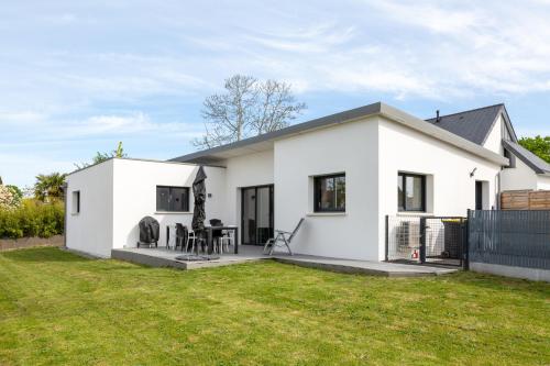 Maison neuve pmr proche plage – khách sạn tại Le Passage Lanriec
