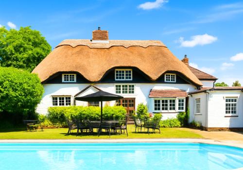 Beautiful Thatched Cottage with Outdoor Pool, Secure Garden, Dog & Family Friendly! Chichester Holiday Properties gîte à louer Bosham Railway Station
