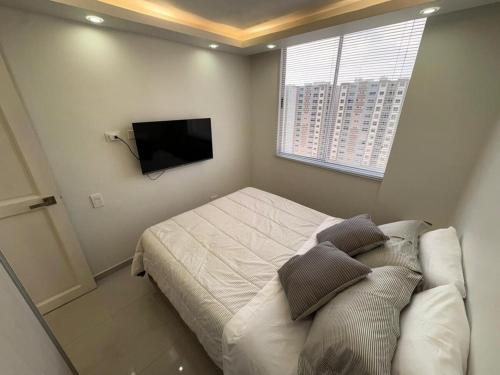 Skyline Oasis Luxury 2BR with Pool Near Beach - image 3