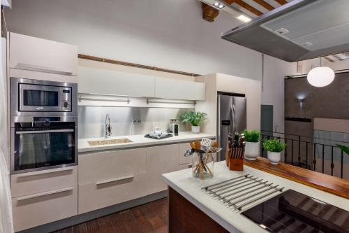 Historic Loft for 7 in Heart of Madrid - image 7