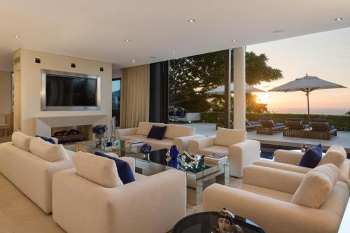Camps Bay Luxury 5 Star 5 Bed w Gym Majestic Villa - image 4