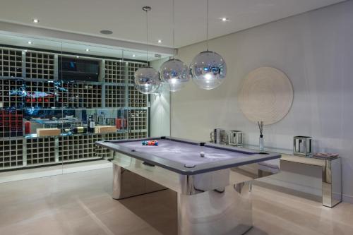 Camps Bay Luxury 5 Star 5 Bed w Gym Majestic Villa - image 3
