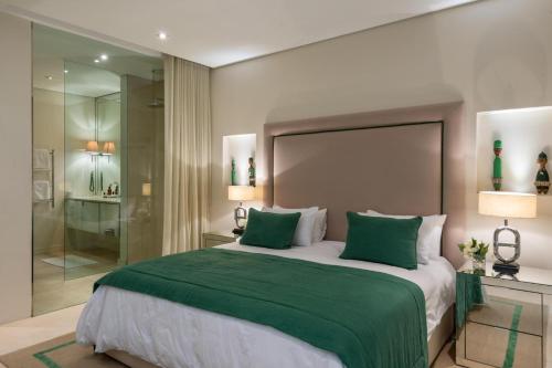 Camps Bay Luxury 5 Star 5 Bed w Gym Majestic Villa - image 6