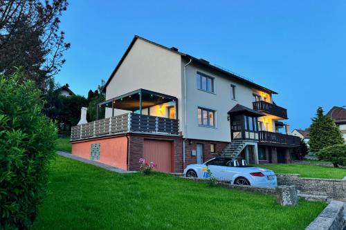 Ferienhaus mit Whirlpool, Garten und großer Terrasse ruhig privat in Herbstein