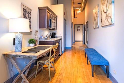 Hip Urban Loft - Small Town Charm - 124 LOFTS #1 in West Dundee, USA