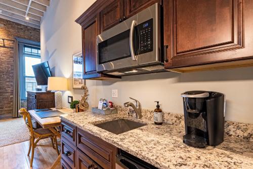 Hip Urban Loft - Small Town Charm - 124 LOFTS #1 in West Dundee, USA