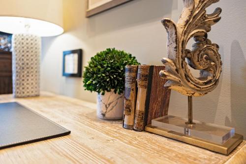 Hip Urban Loft - Small Town Charm - 124 LOFTS #1 in West Dundee, USA