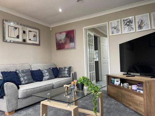 Facilities, House Sleeps 6 with Garden and Parking in Near Center
