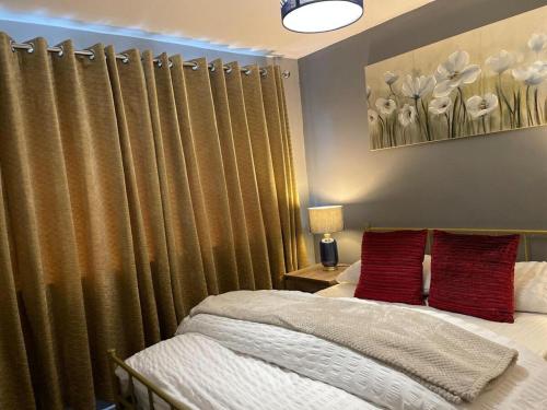 House Sleeps 6 with Garden and Parking in Near Center