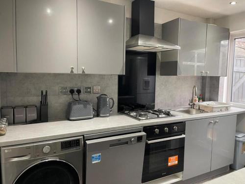 Kitchen, House Sleeps 6 with Garden and Parking in Near Center