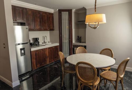 HOTEL PLAZA 79 Room Type - Suite with Terrace