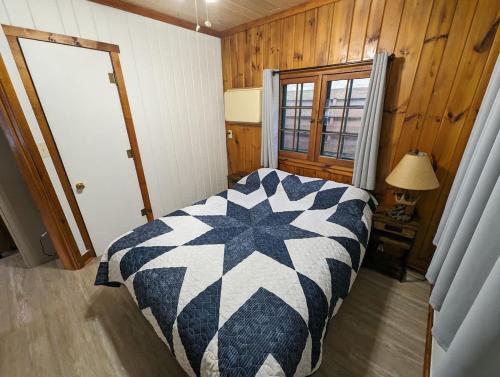 Cozy 1BR 1BA Cabin #4 Riverside Point Resort - image 13