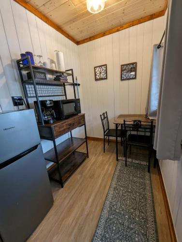 Cozy 1BR 1BA Cabin #4 Riverside Point Resort - image 5