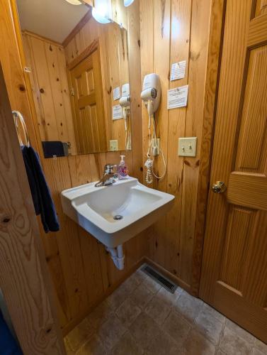 2BR 1BA Cabin #7 Riverside Point Resort - image 4