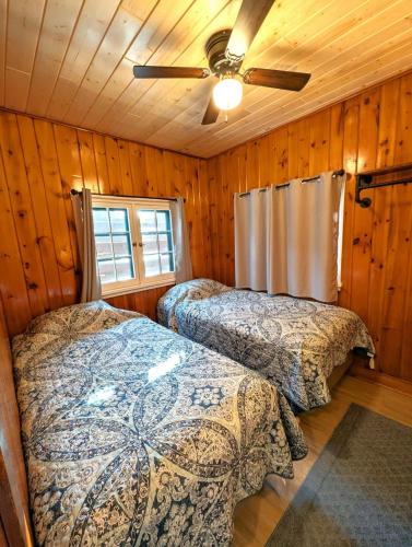 Cozy 2BR 1BA Cabin #6 Riverside Point Resort - image 5