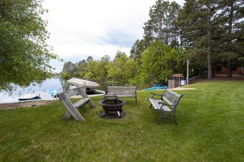 Cozy 2BR 1BA Cabin #6 Riverside Point Resort - main image