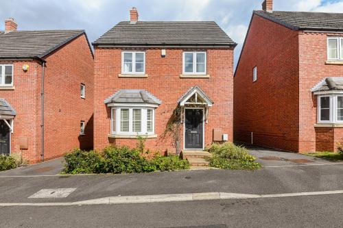 4BD Spacious detached House in Birmingham suitable for Contractors and family's with free parking on – khách sạn tại Smethwick
