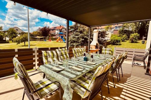 Ferienhaus mit Whirlpool, Garten und großer Terrasse ruhig privat in Herbstein