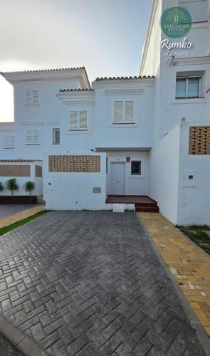 Rumbo al Levante by Sanlúcar Housing