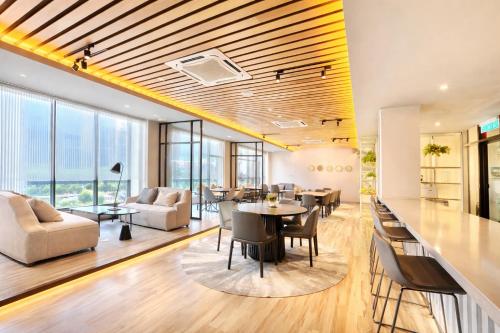 Ceylonz Suites KLCC Infinity Pool by KL Tower View - image 10