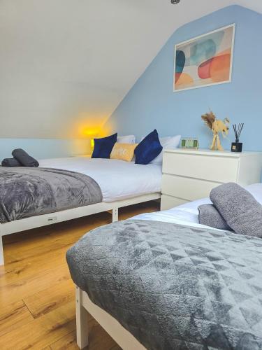 Spacious 3BR Flat - Heart of Leigh Dining Scene – khách sạn tại Leigh