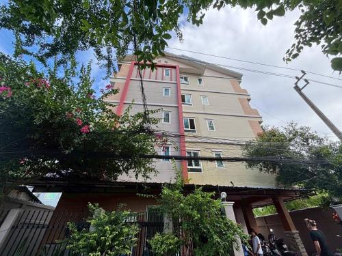 401 Budget Room Utilities WiFi Balcony in Ratchada - image 14