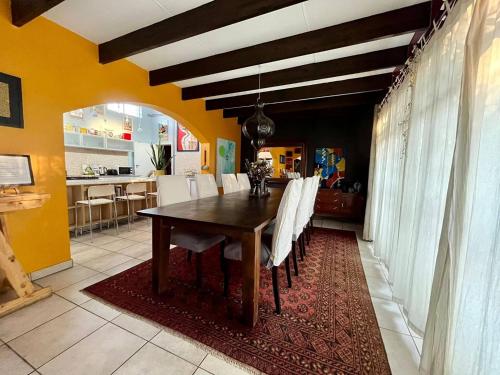 Boho Bliss 3 Bedroom Home with Exceptional Garden - image 2