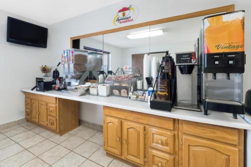 Food and beverages, Super 8 By Wyndham Winner Sd in Winner (SD)